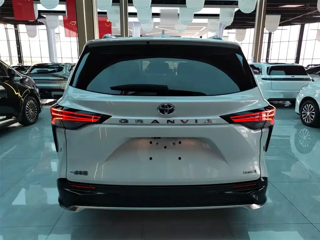 Toyota Granvia 2023 из CN, фото 3