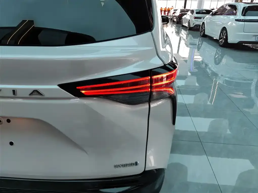 Toyota Granvia 2023 из CN, фото 7