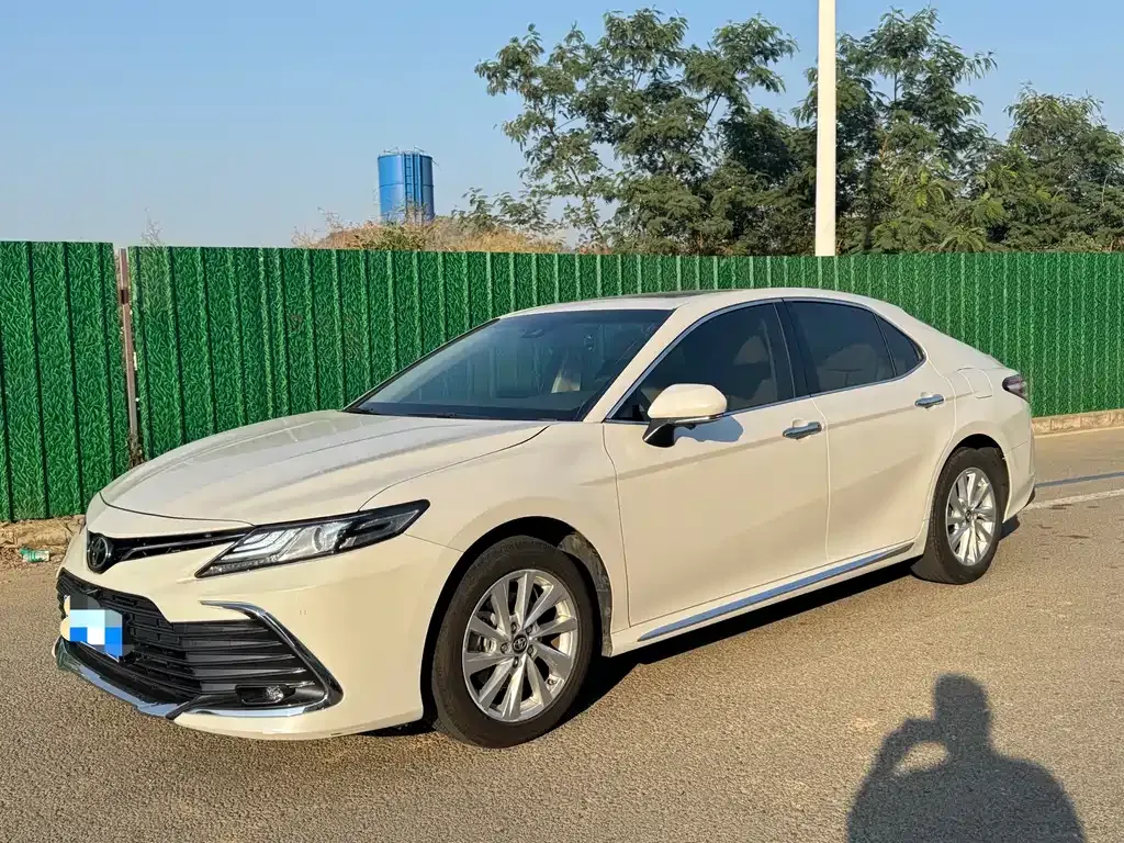 Toyota Camry — фото 1