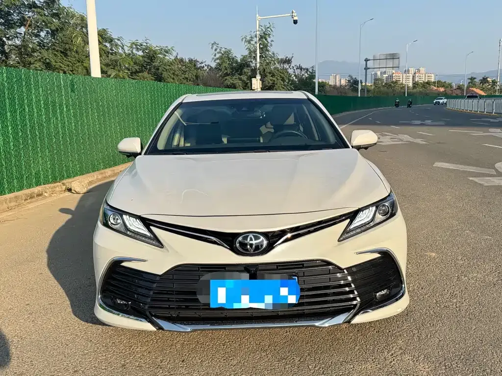 Toyota Camry — фото 2