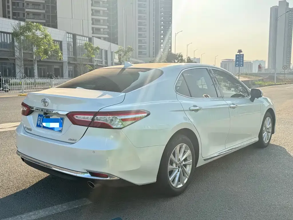 Toyota Camry — фото 8