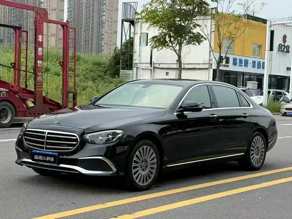 Mercedes-Benz E-Class — фото 1