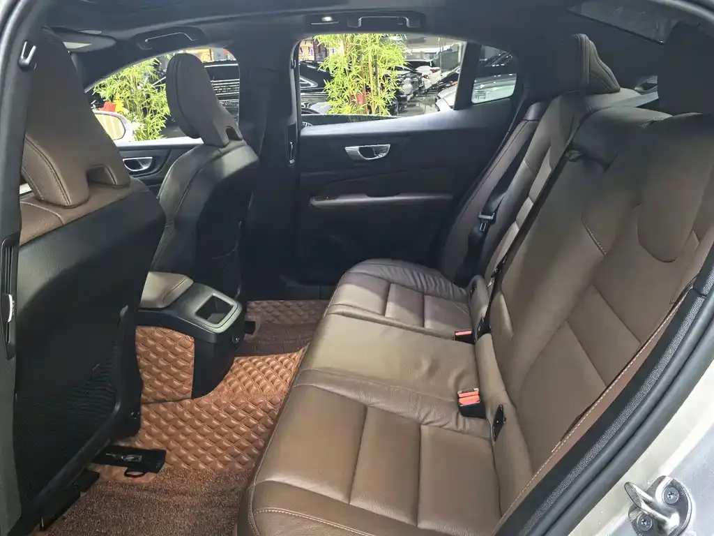Volvo S60 2023 из CN, фото 3