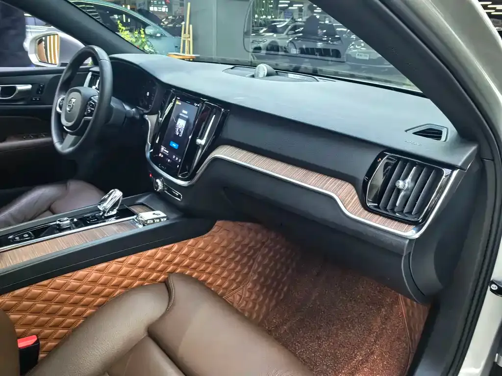 Volvo S60 2023 из CN, фото 4