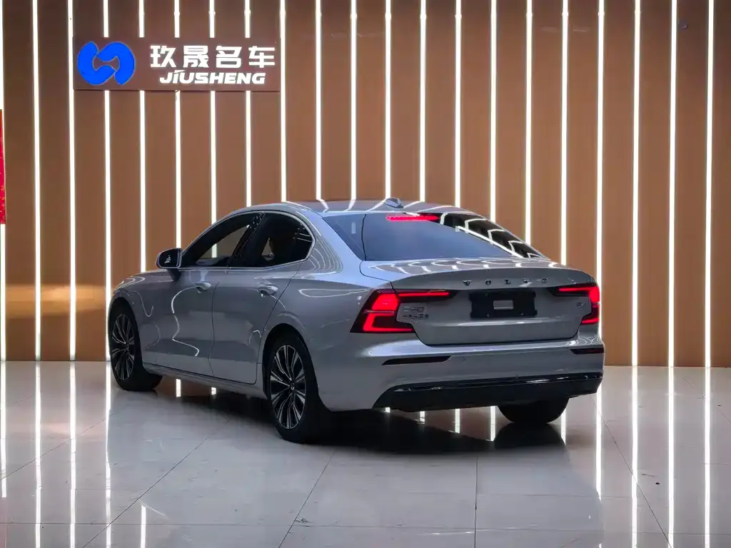 Volvo S60 2023 из CN, фото 2