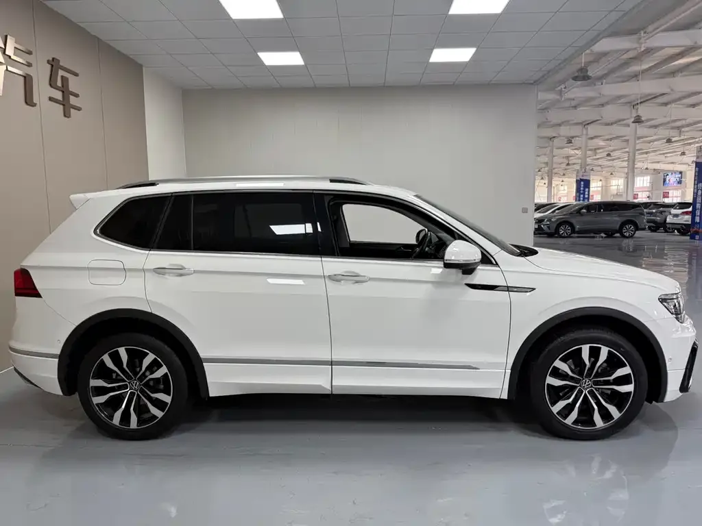 Volkswagen Tiguan L — фото 7