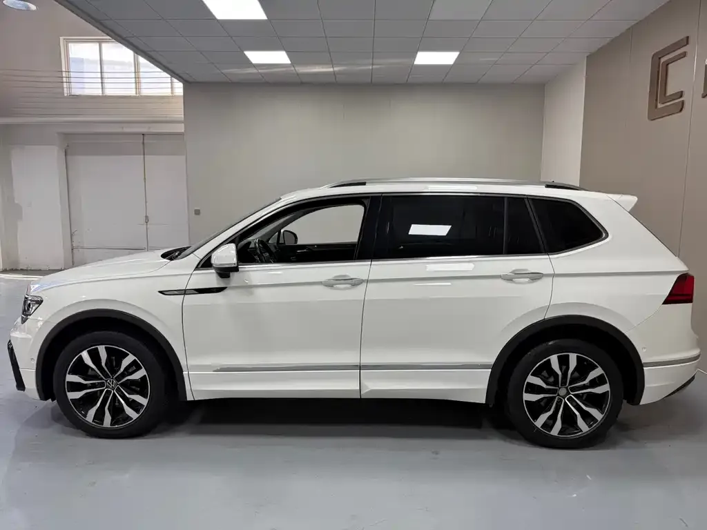 Volkswagen Tiguan L — фото 2