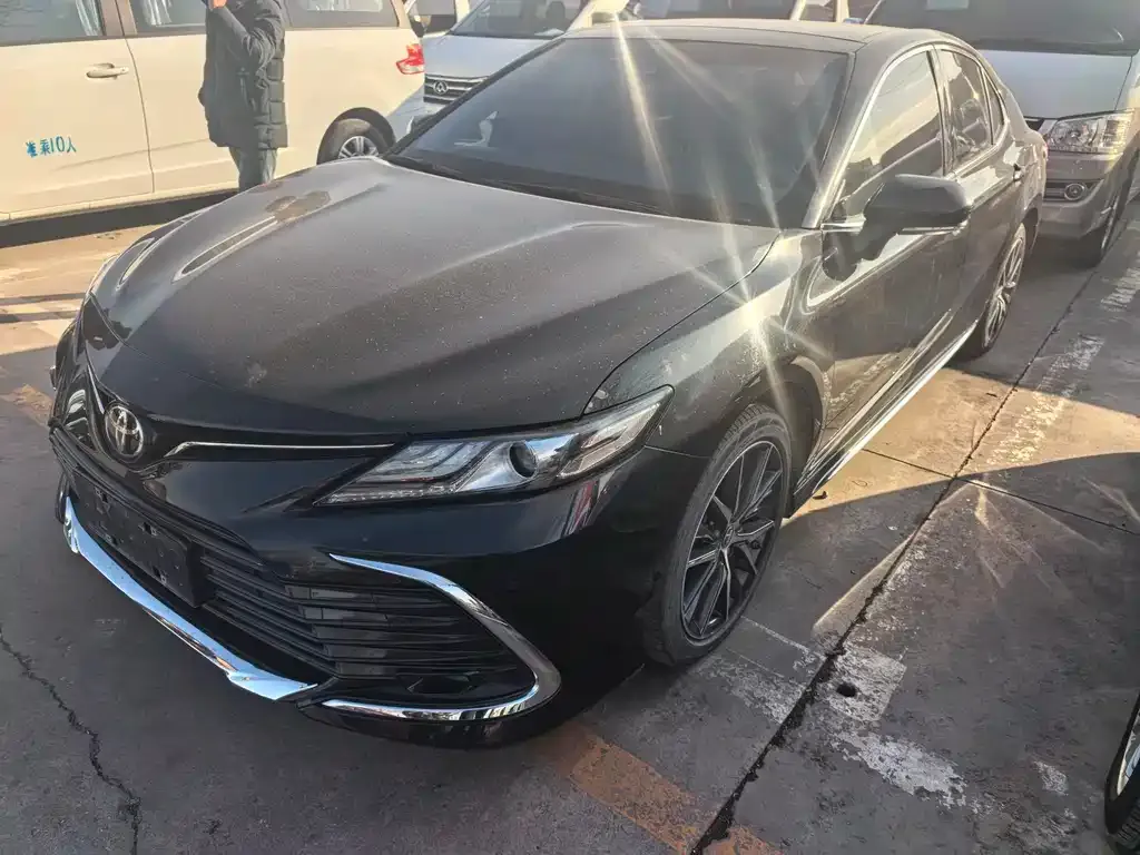 Toyota Camry — фото 1