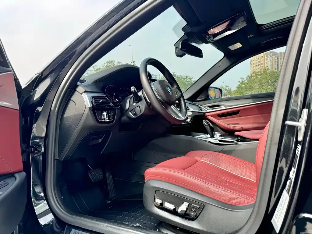 BMW 5 Series 2023 из CN, фото 3