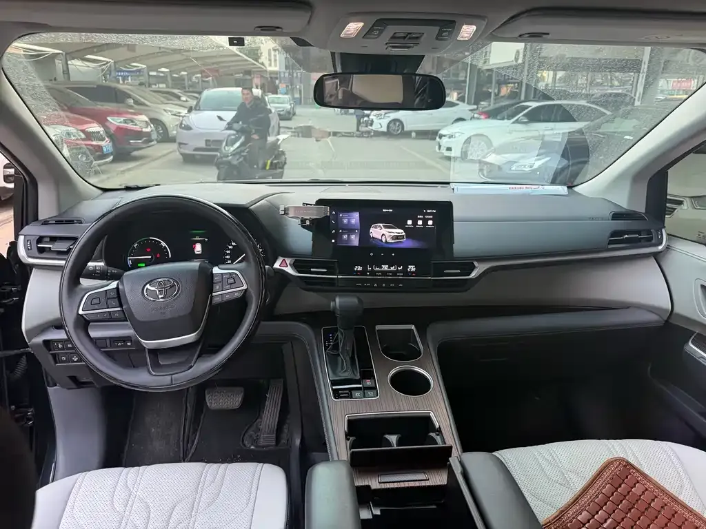 Toyota Sienna 2024 из CN, фото 3