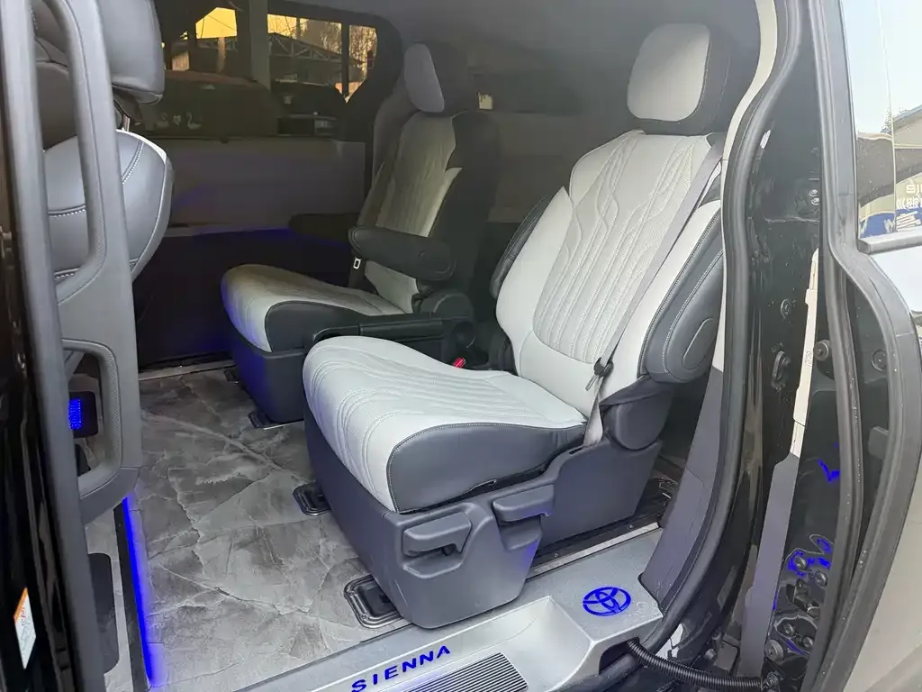Toyota Sienna 2024 из CN, фото 4