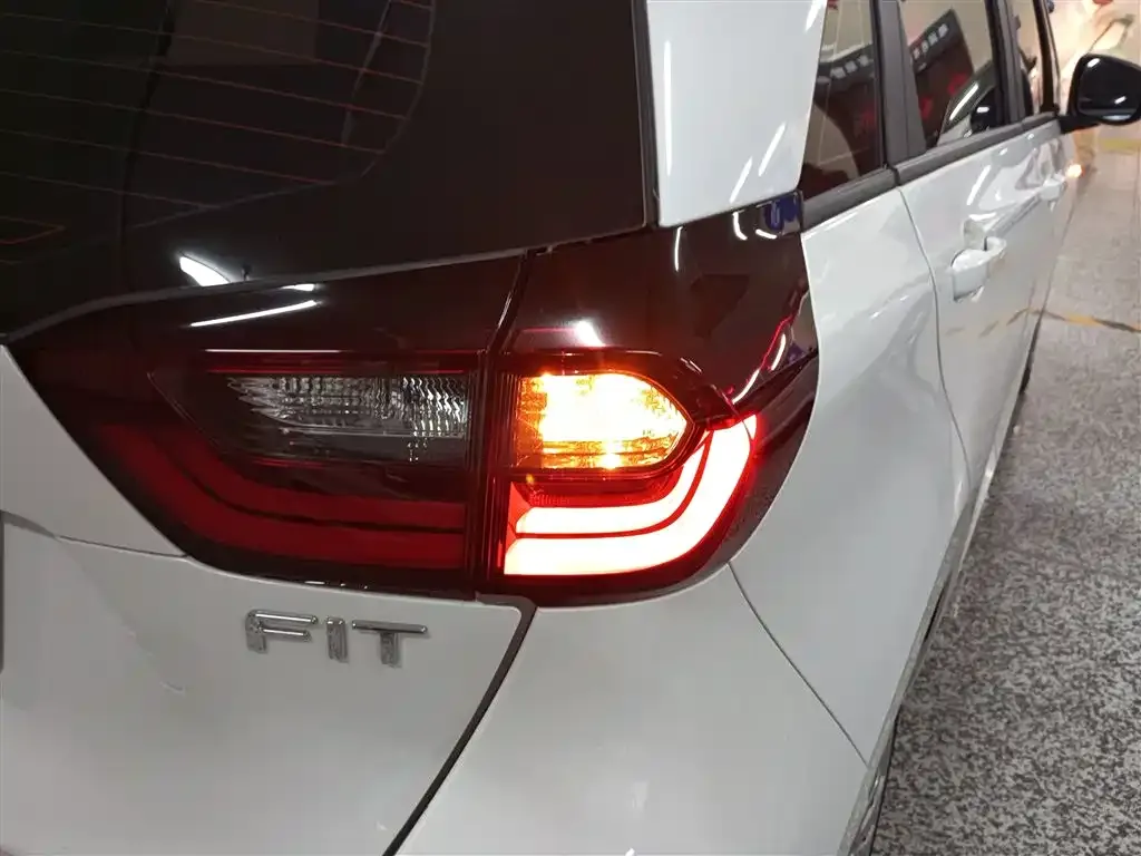 Honda Fit — фото 8