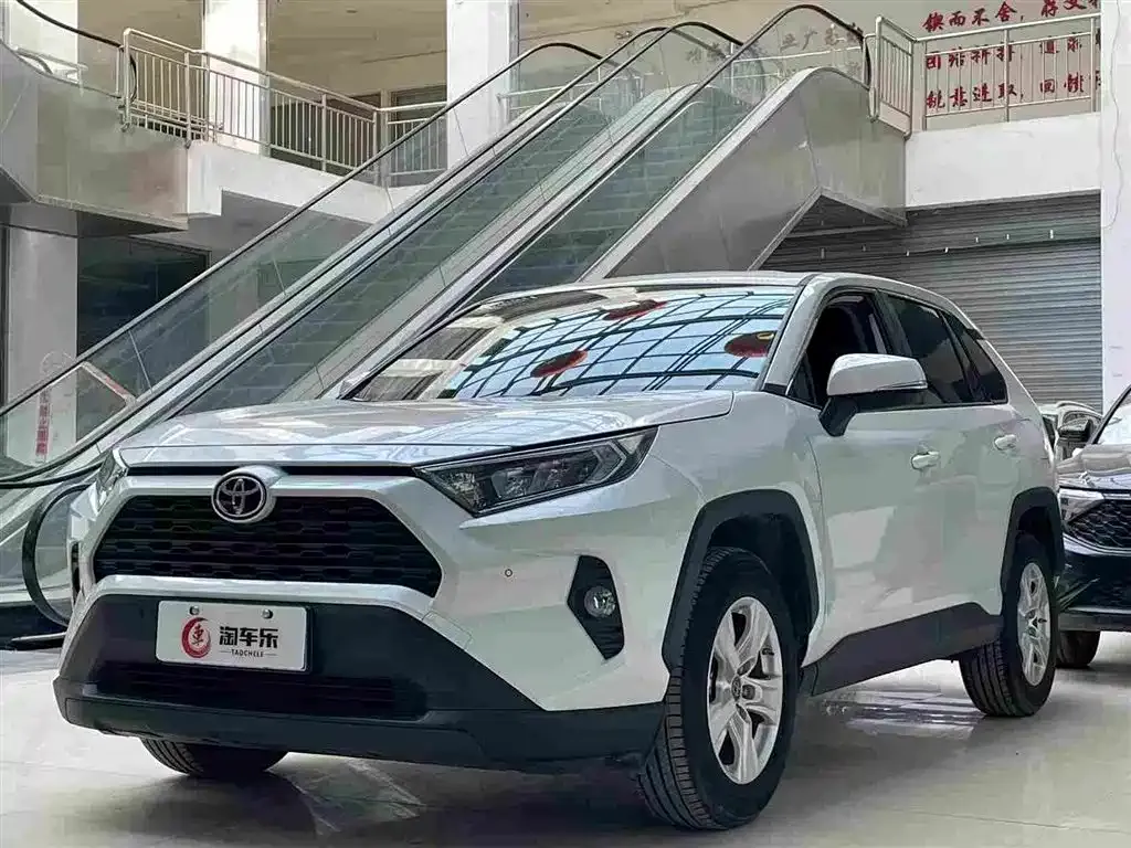 Toyota RAV4 — фото 1