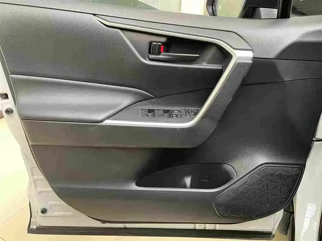 Toyota RAV4 — фото 8