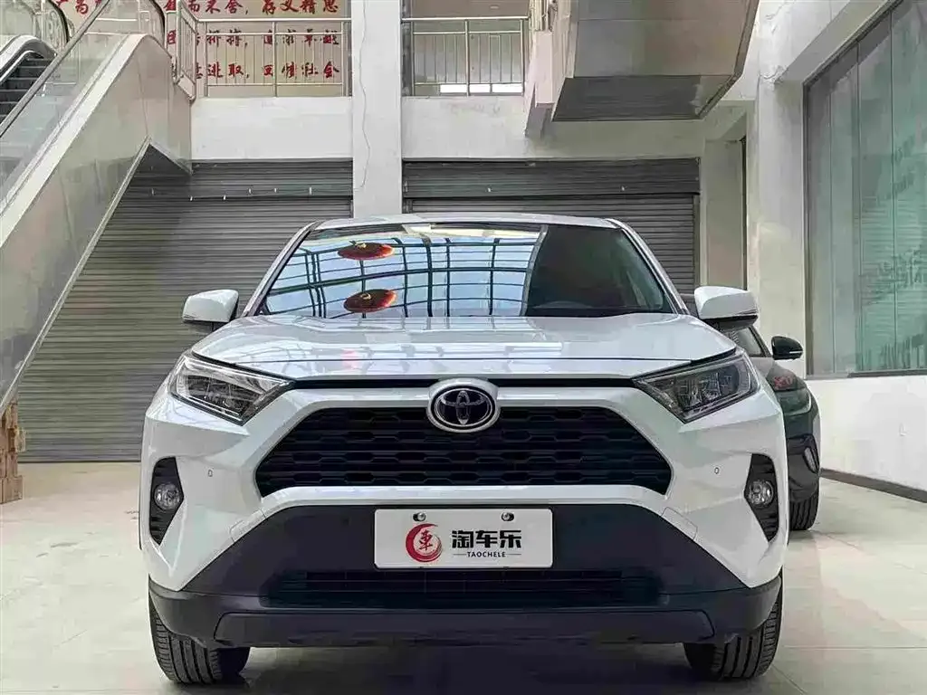 Toyota RAV4 — фото 7