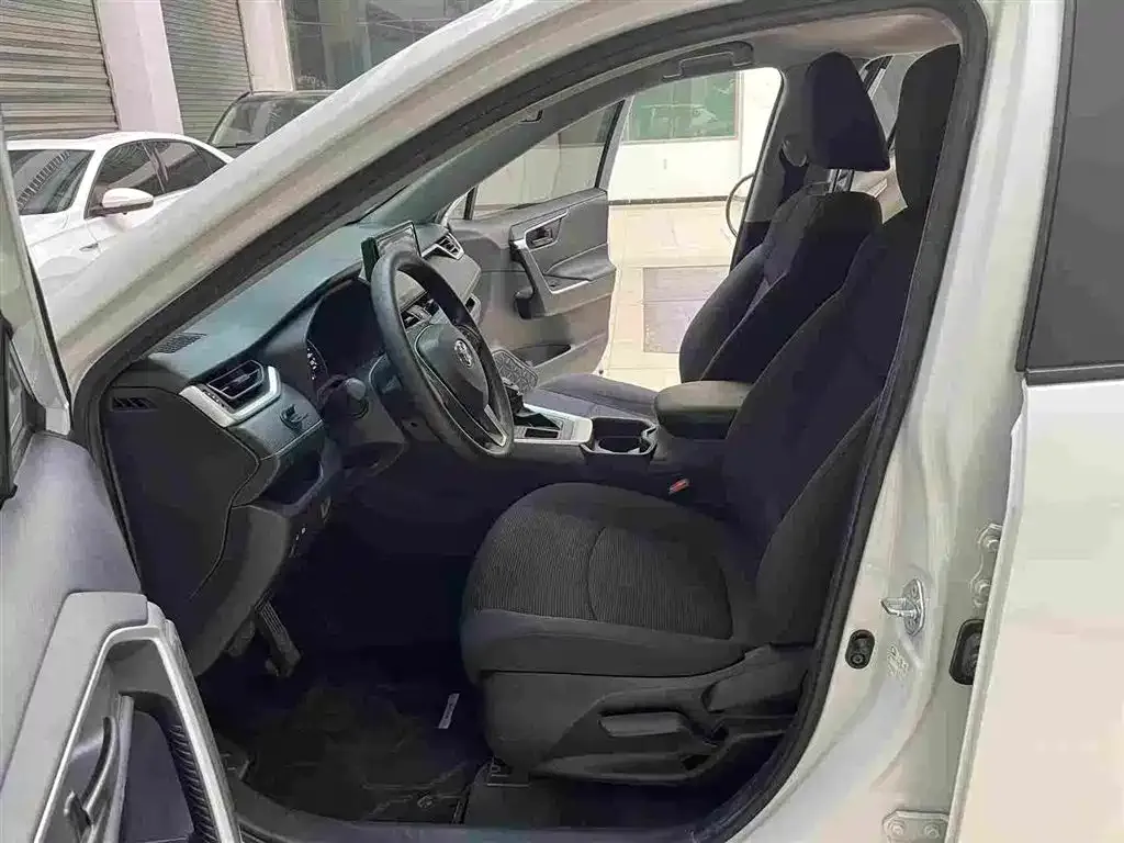 Toyota RAV4 — фото 2