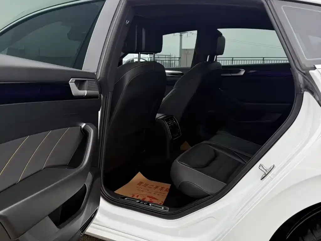 Volkswagen CC 2023 из CN, фото 2