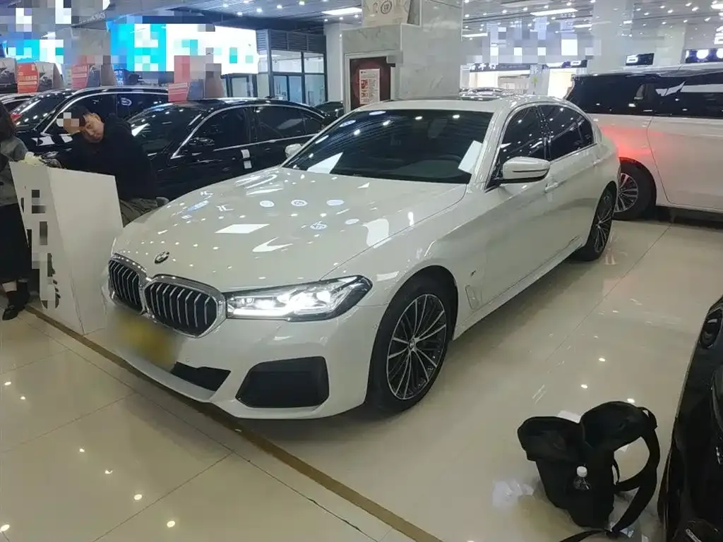 BMW 5 Series — фото 1