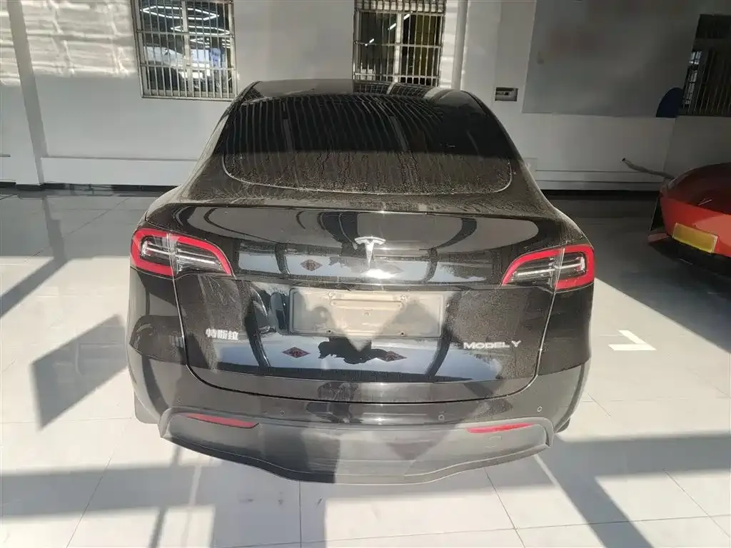 Tesla Model Y — фото 10