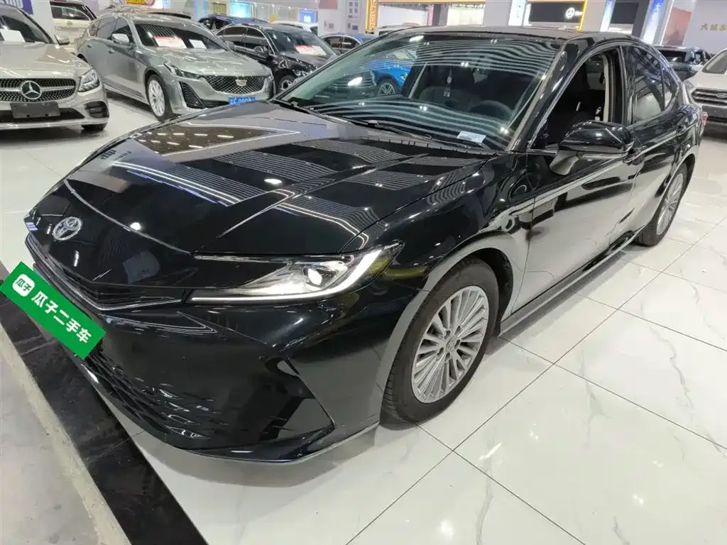 Toyota Camry — фото 1