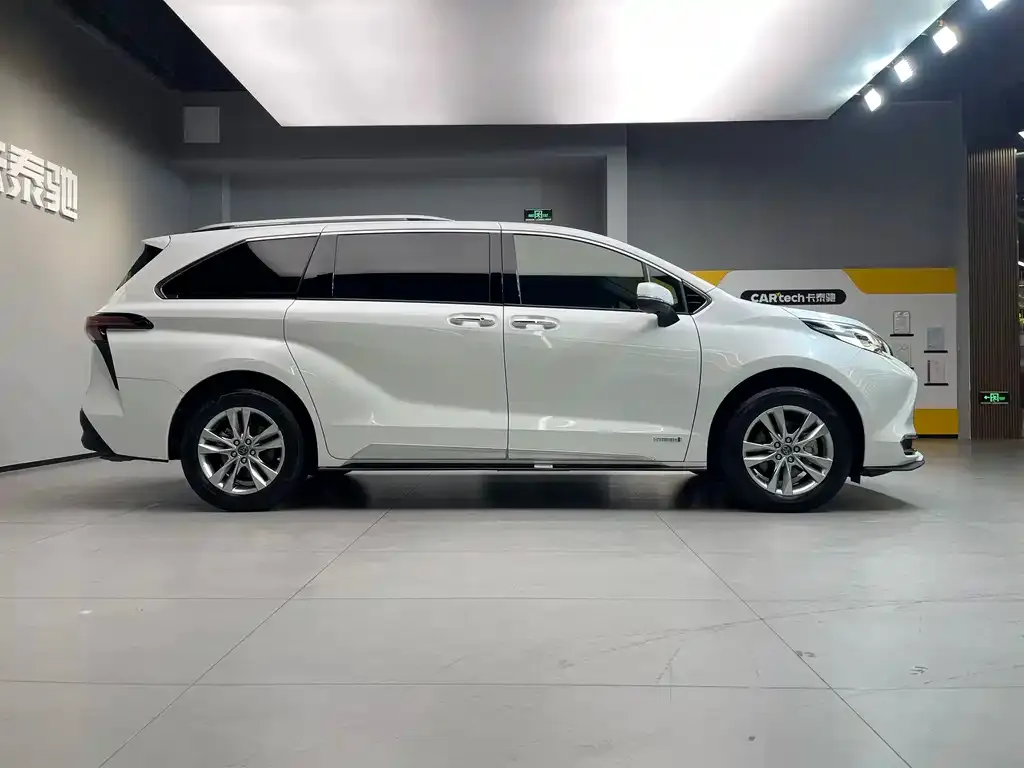 Toyota Sienna — фото 3
