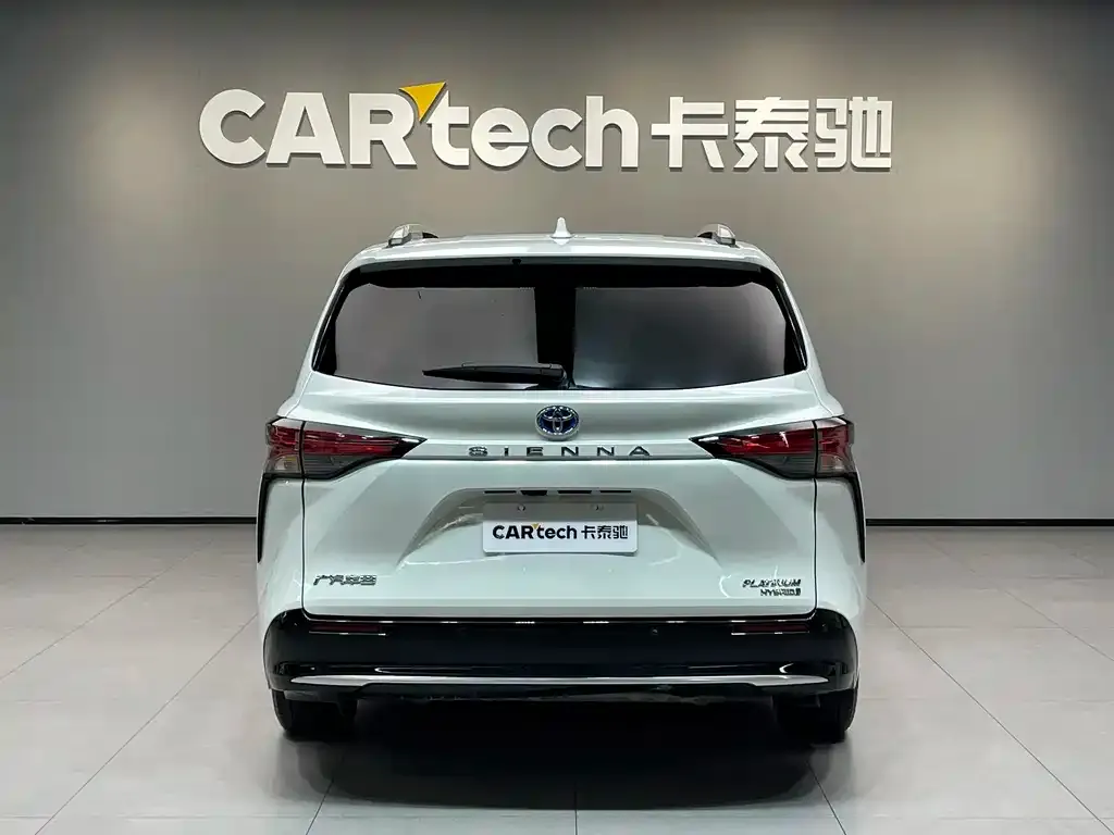 Toyota Sienna — фото 2