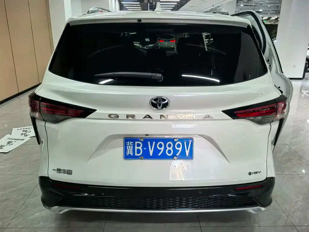 Toyota Granvia 2024 из CN, фото 2
