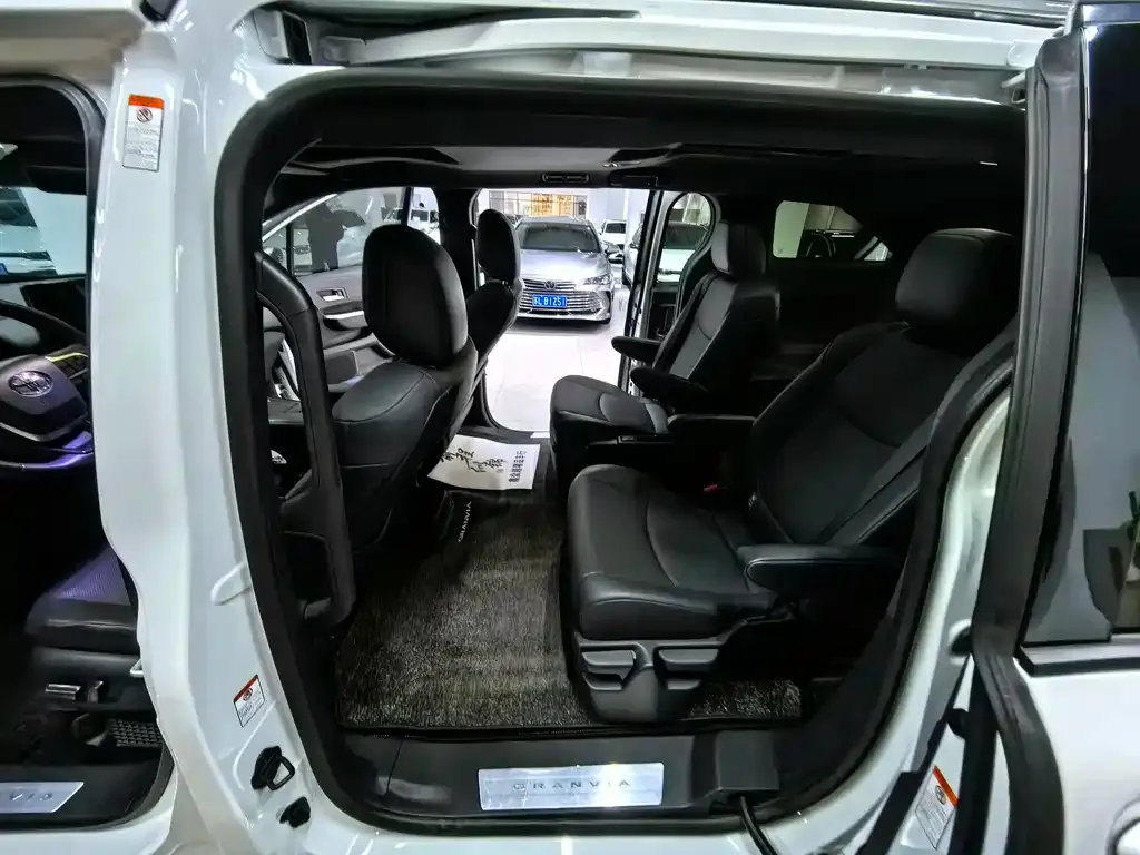 Toyota Granvia 2024 из CN, фото 6