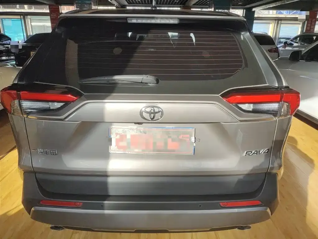 Toyota RAV4 — фото 6