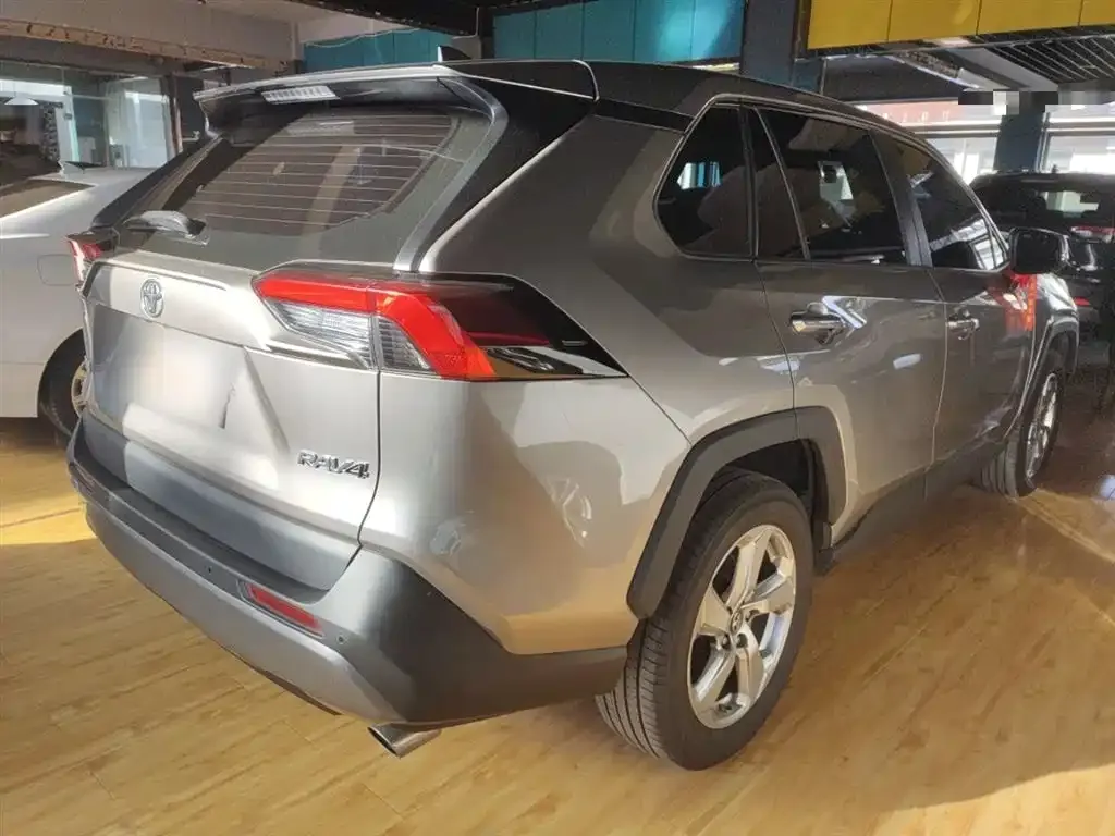 Toyota RAV4 — фото 7