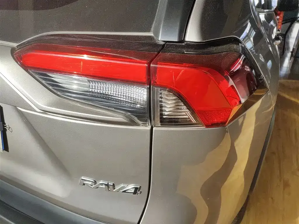 Toyota RAV4 — фото 8