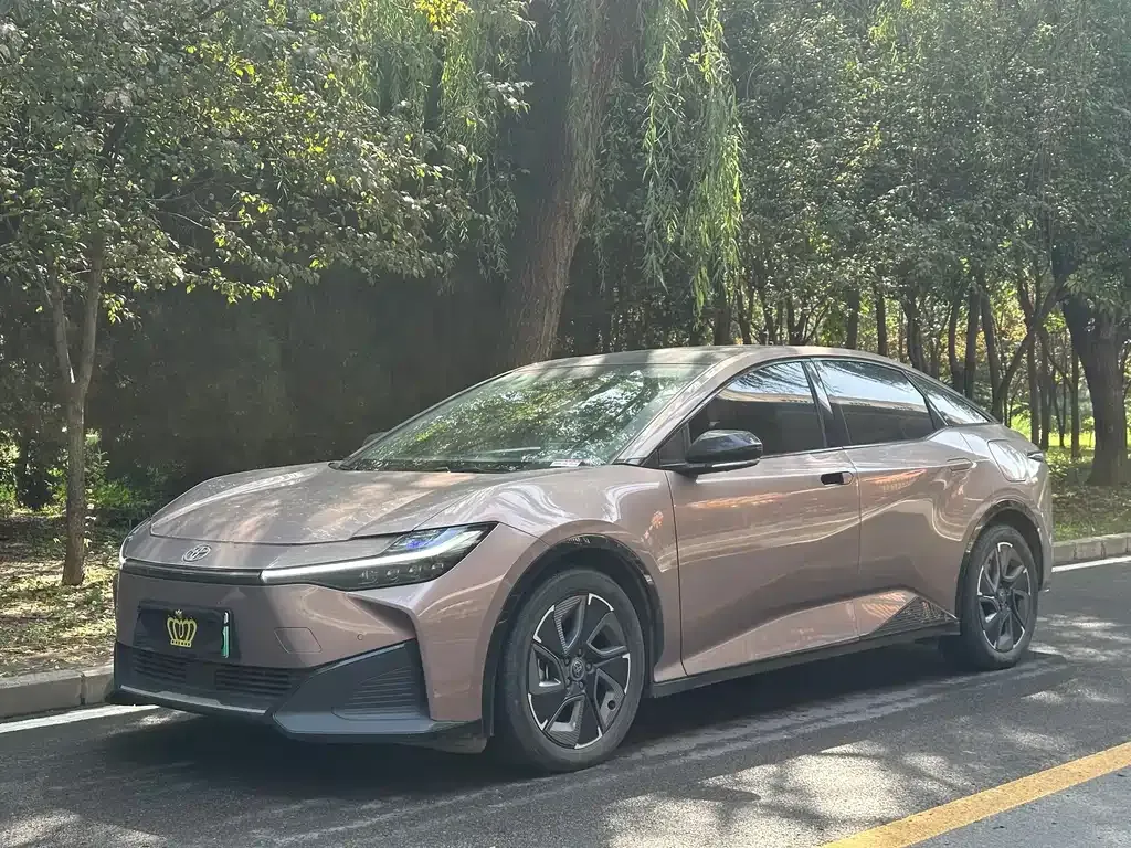 Toyota bZ3 2023 из CN, фото 1
