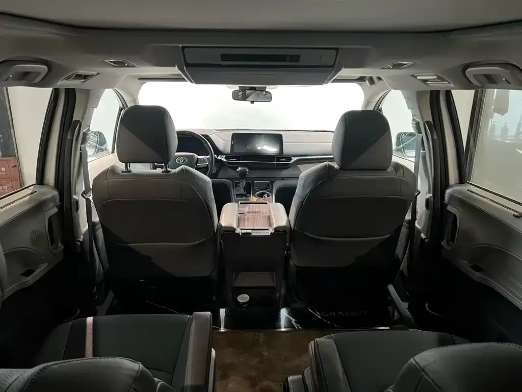 Toyota Granvia 2024 из CN, фото 4