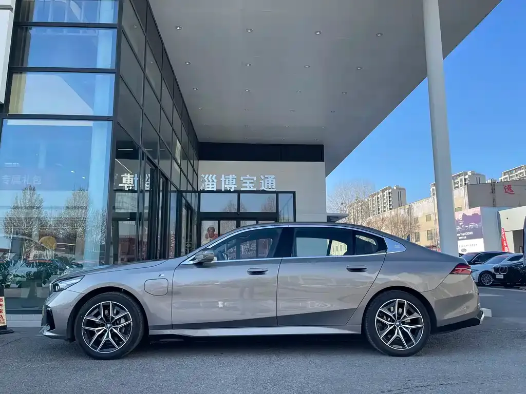 BMW i5 — фото 3