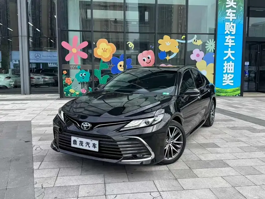 Toyota Camry — фото 1