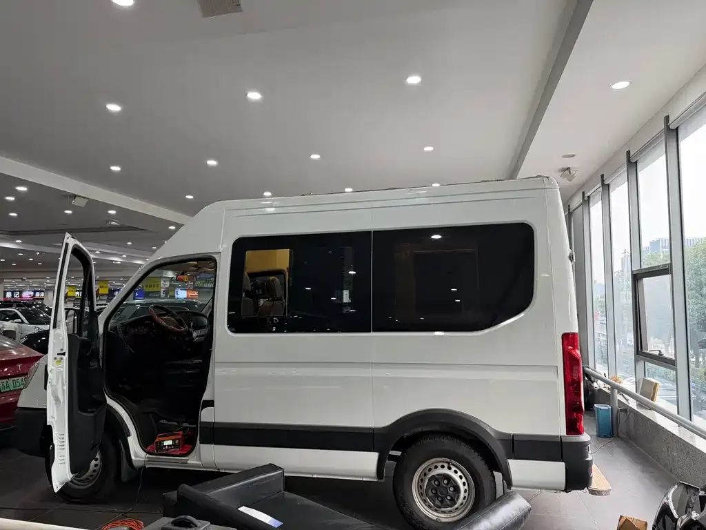 IVECO Ousheng — фото 2