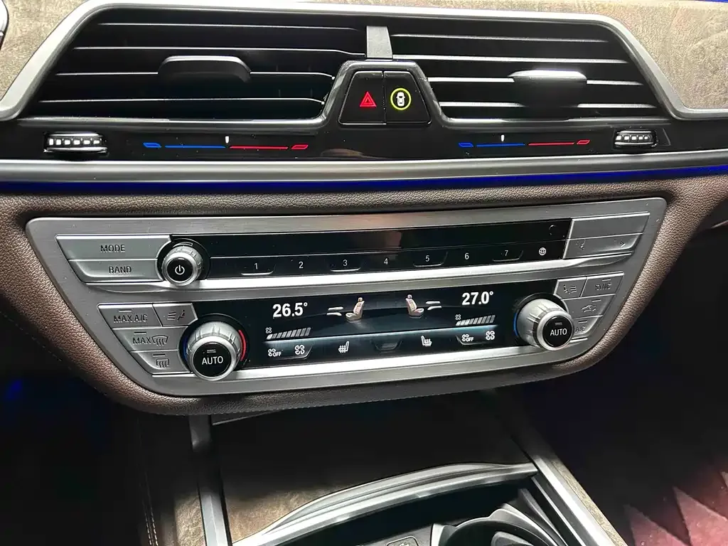 BMW 7 Series — фото 10
