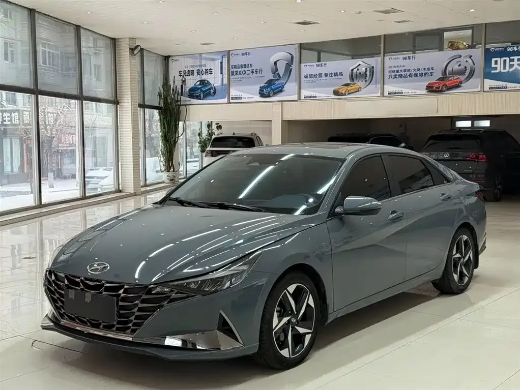 Hyundai Elantra — фото 1