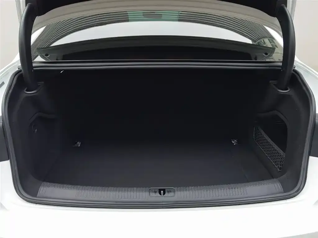 Audi A4L 2021 из CN, фото 2