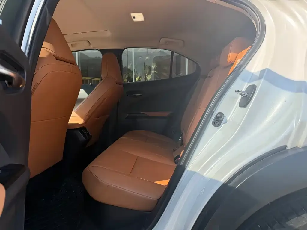 Lexus UX — фото 2