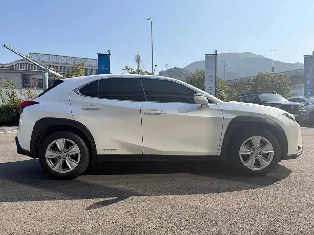Lexus UX — фото 4
