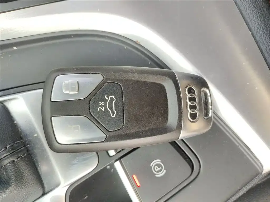 Audi A4L 2022 из CN, фото 9