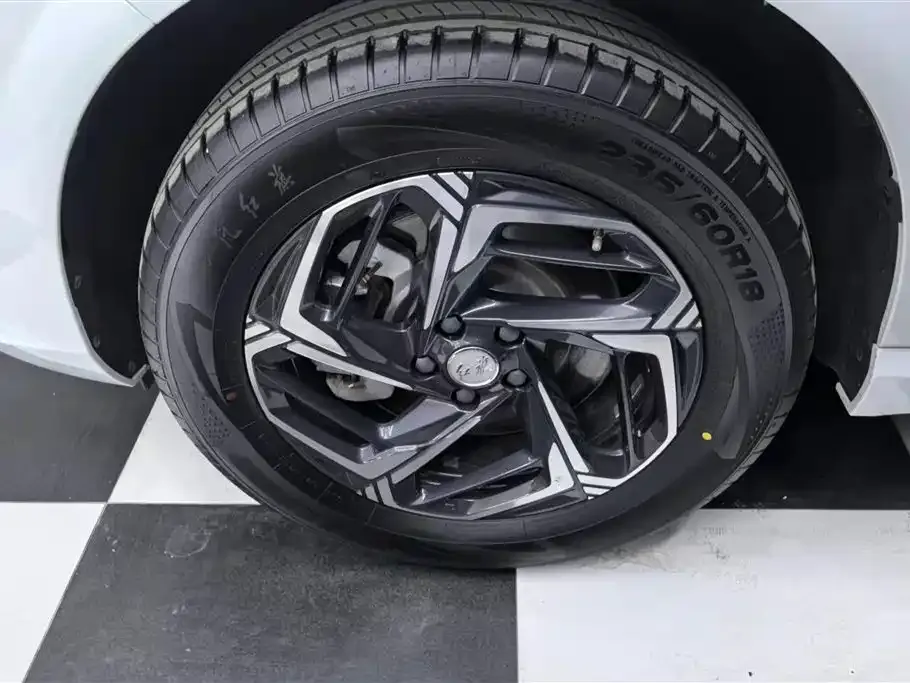 Hongqi HS3 — фото 6