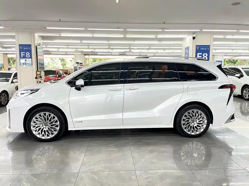 Toyota Sienna 2024 из CN, фото 6