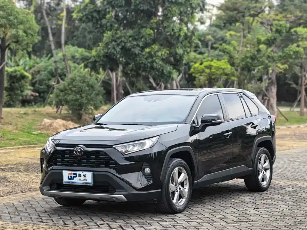 Toyota RAV4 — фото 1