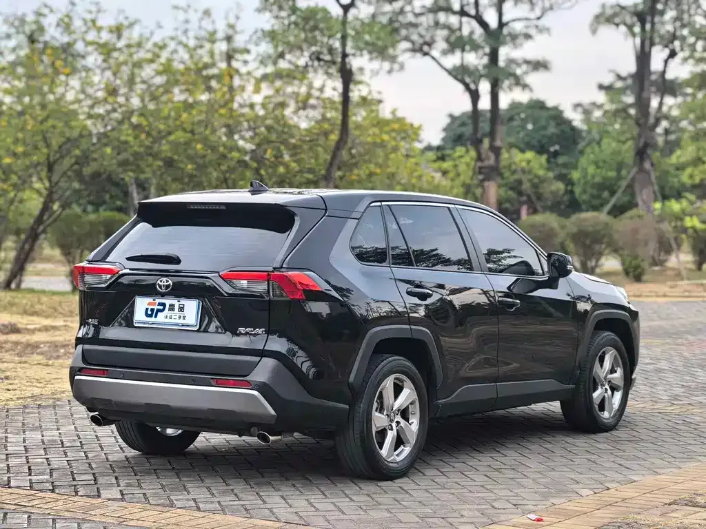Toyota RAV4 — фото 8