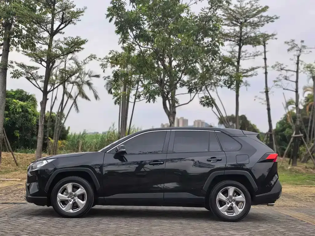 Toyota RAV4 — фото 10