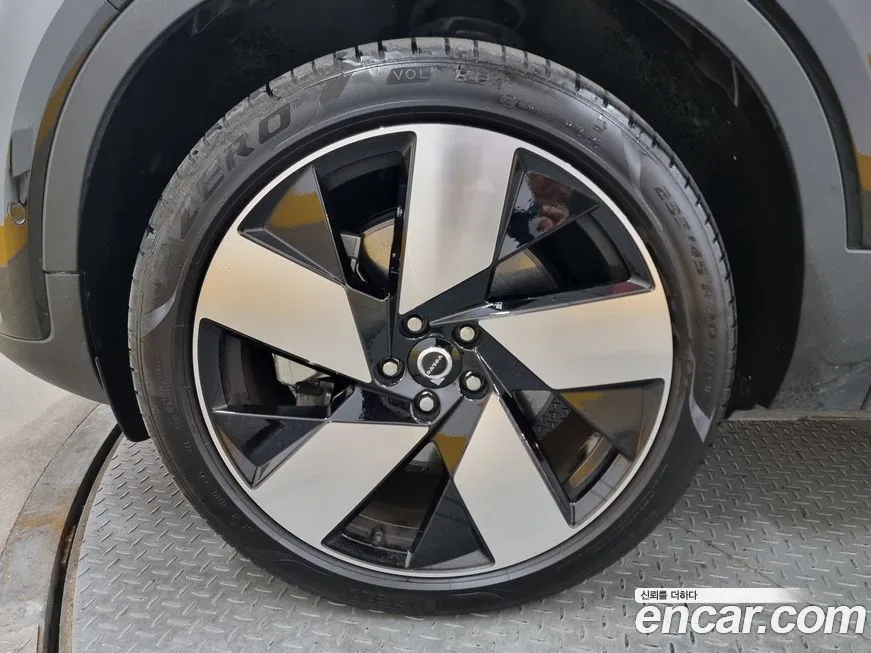 Volvo C40 2024 из KR, фото 3