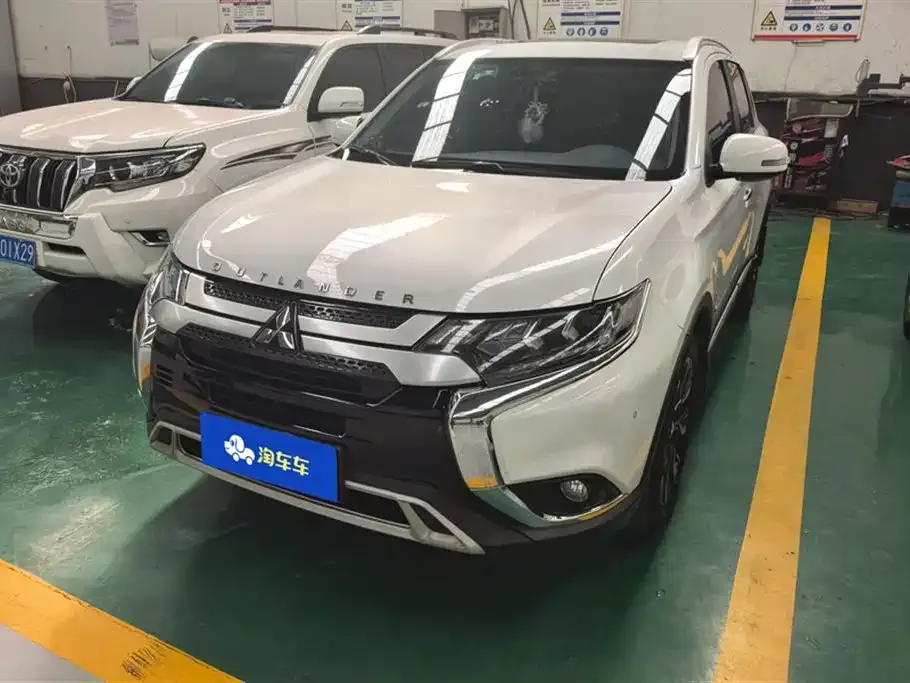 Mitsubishi Outlander — фото 1