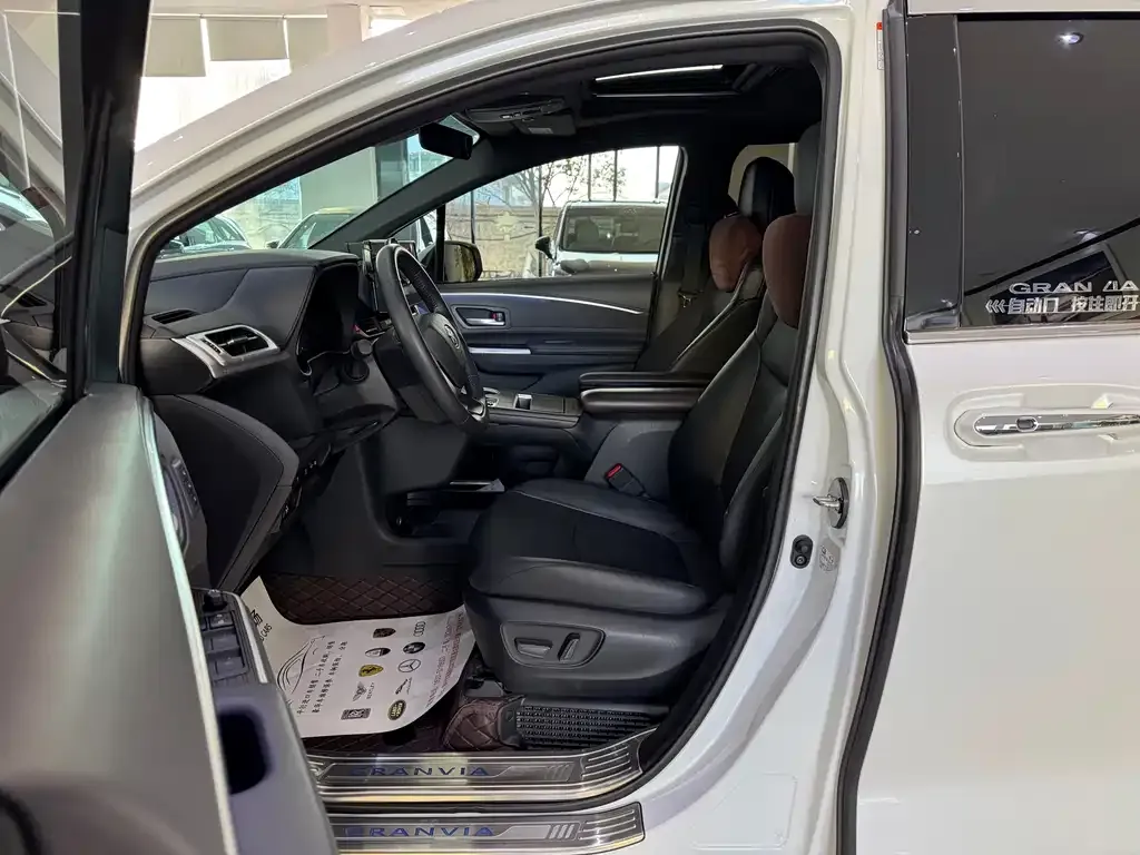 Toyota Granvia 2025 из CN, фото 5